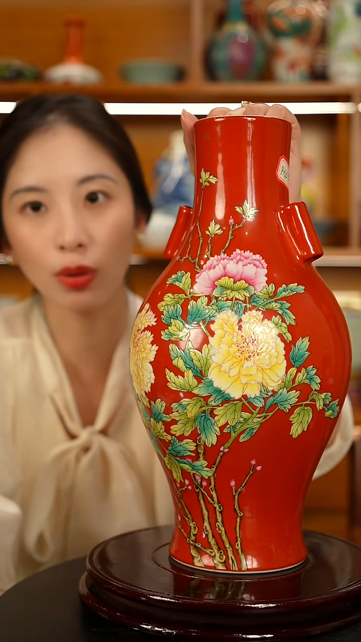 仿清乾隆瓷红地粉彩牡丹纹惯耳赏瓶一只