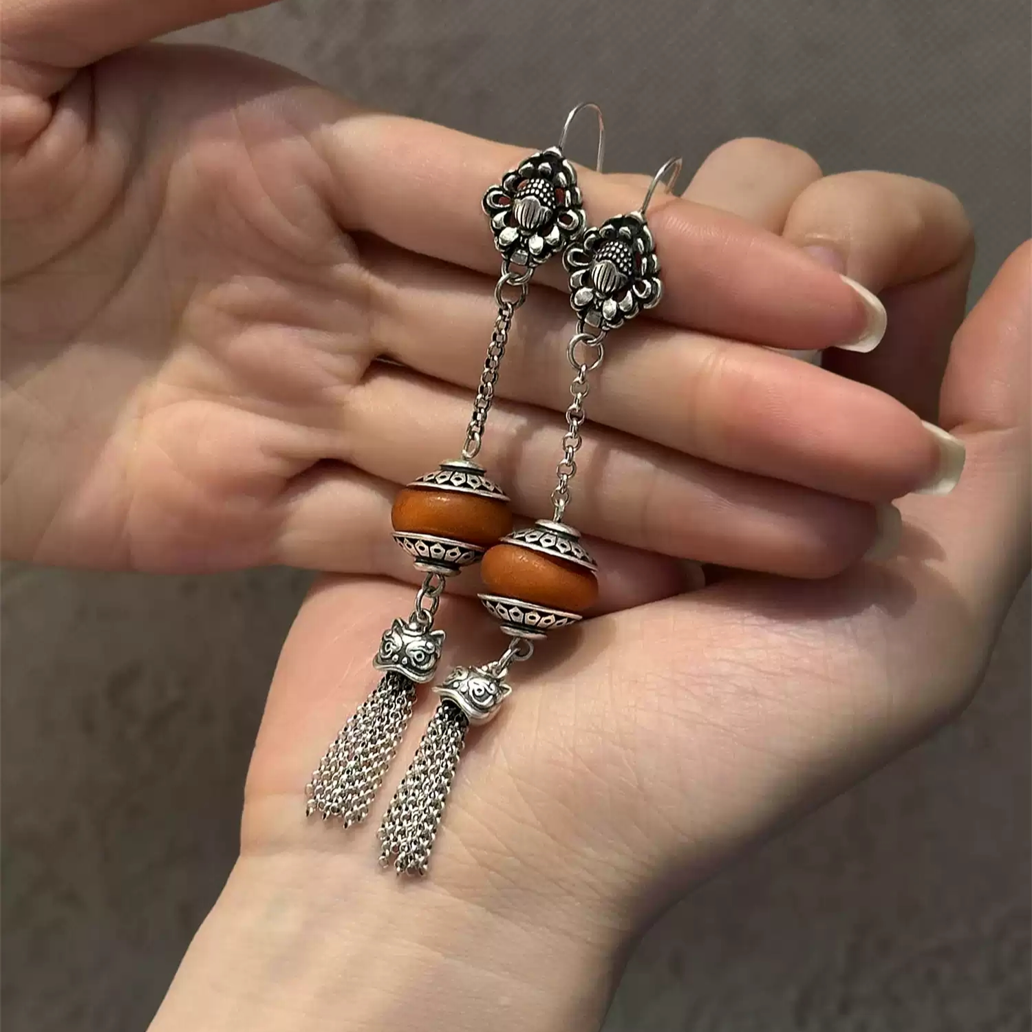 E26309<晶贵坊2>925银蜜蜡福字醒狮流苏花篮耳钩民族耳环多样性发