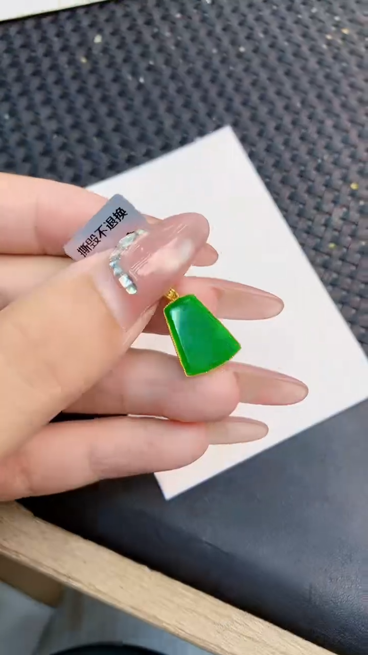 翡翠18K金镶嵌吊坠(不含链)1