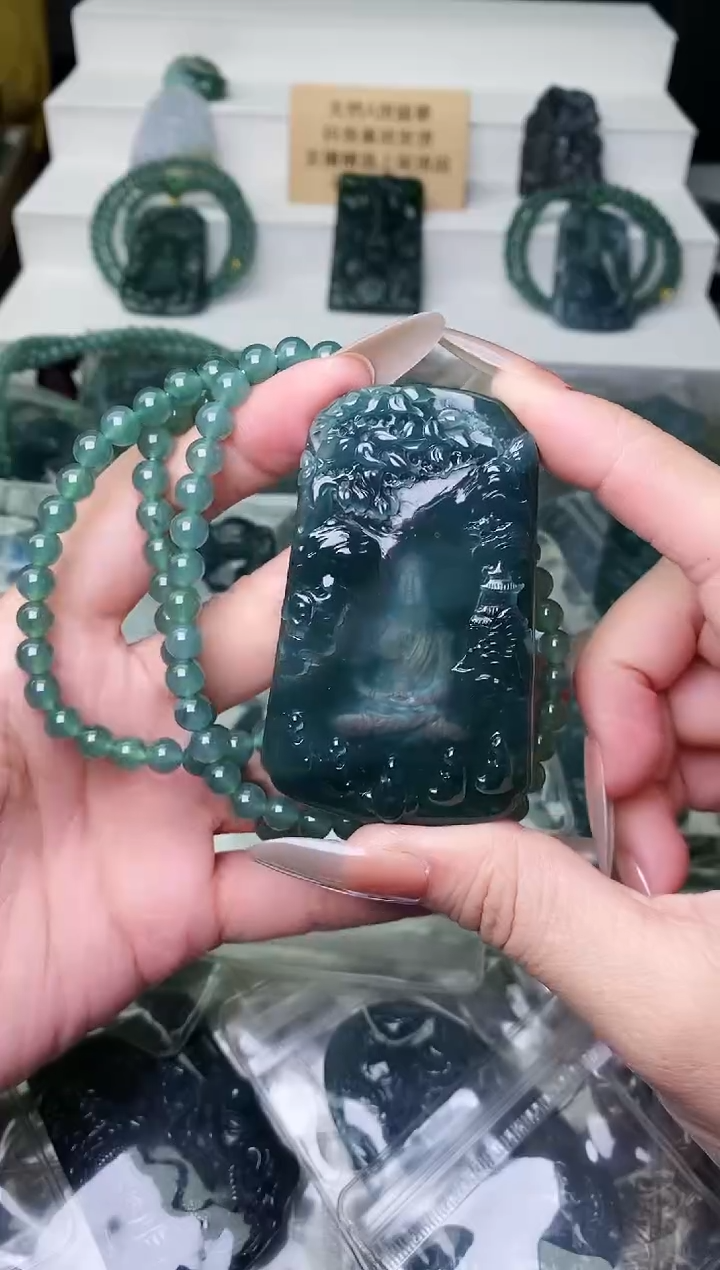 颈饰未镶嵌翡翠 