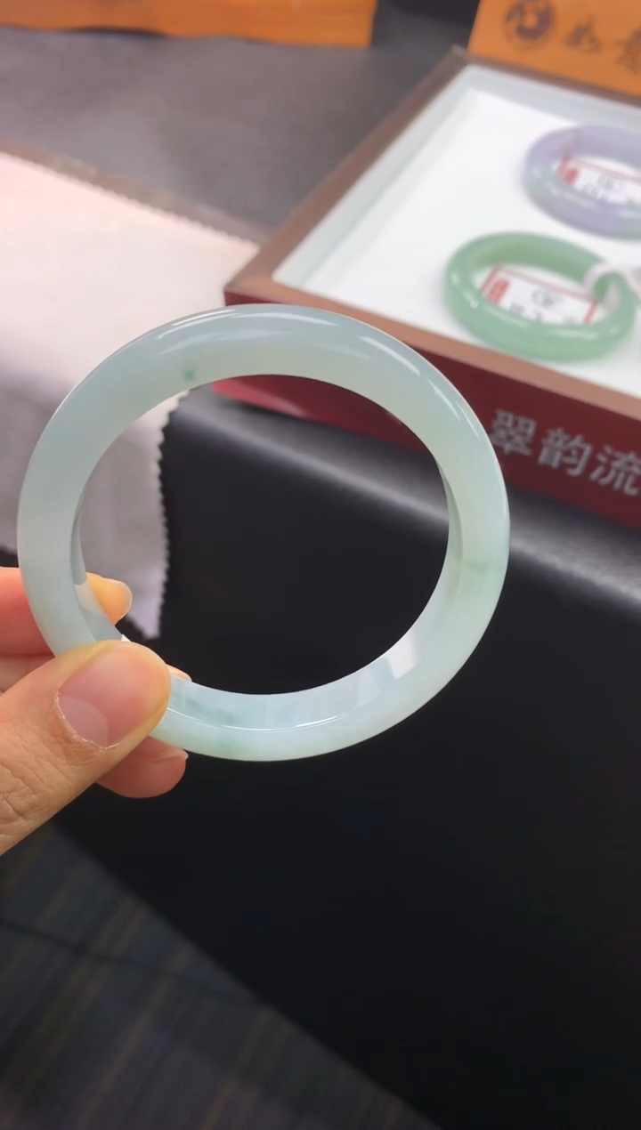 未镶嵌手镯翡翠?***海退货需手镯吊牌标签完好