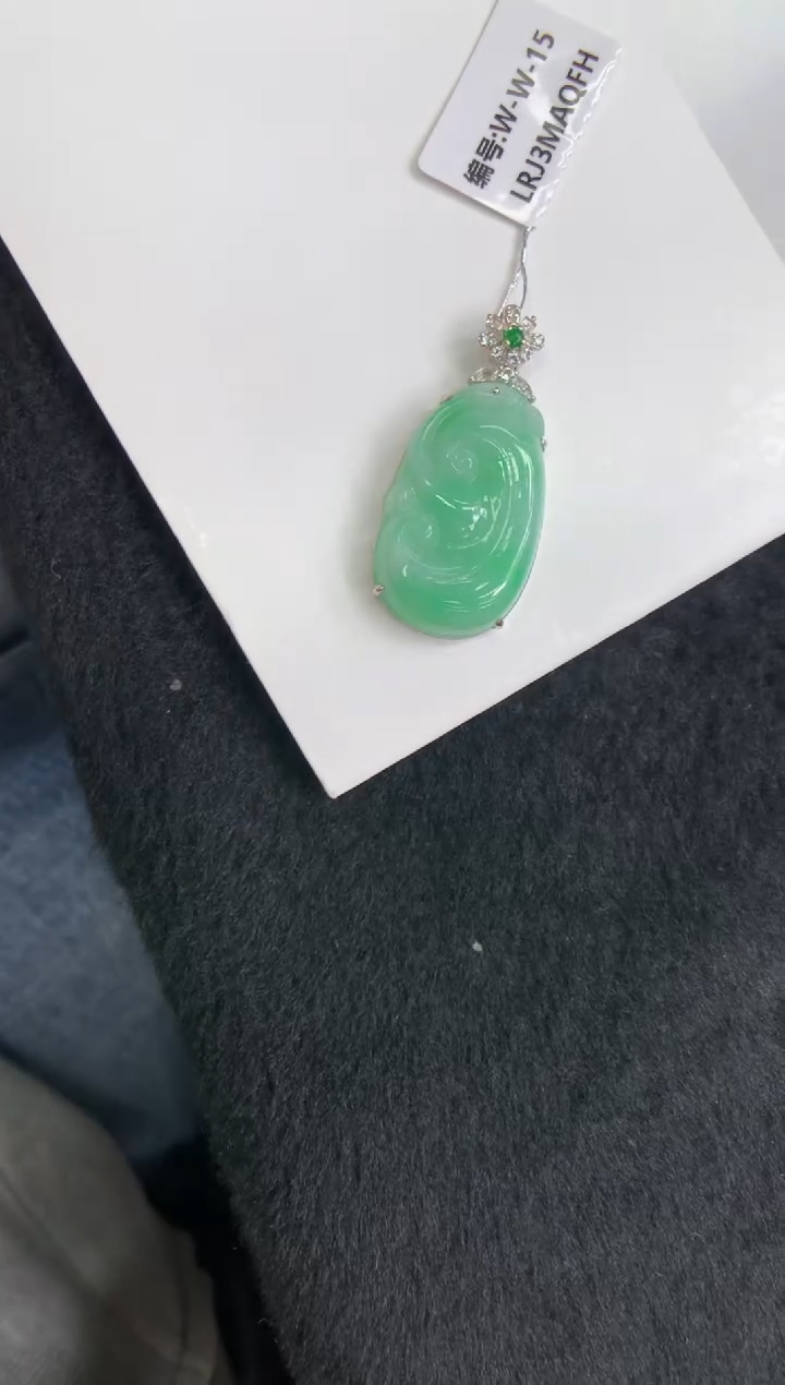 颈饰18K金镶嵌翡翠如意