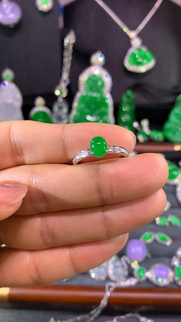 18K金镶嵌戒指翡翠阿*戒指