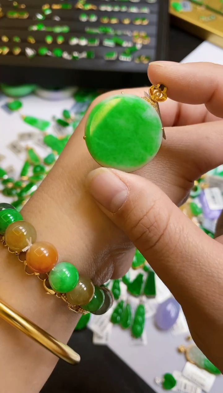 【闪购商品】翡翠颈饰18K金镶嵌圆牌