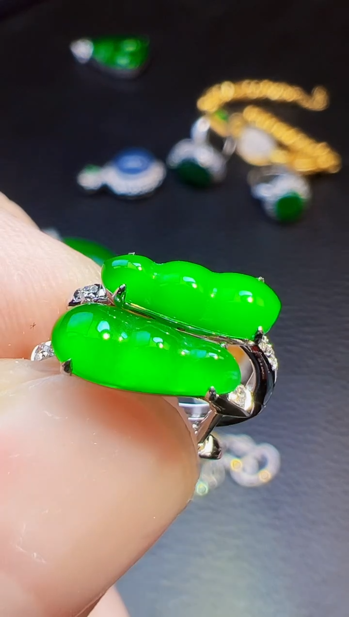 18K金镶嵌翡翠耳饰时**慢翡翠