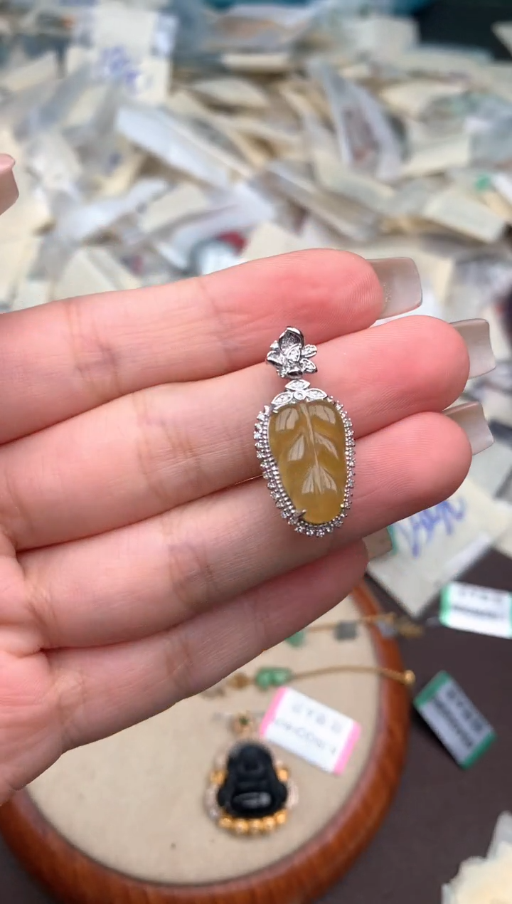 18K金镶嵌挂件翡翠一