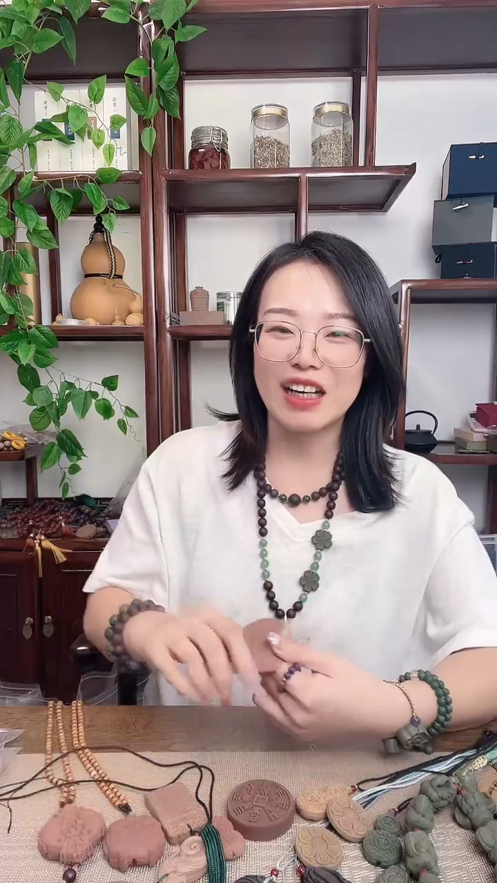 泥塑红麝香方的刮痧板