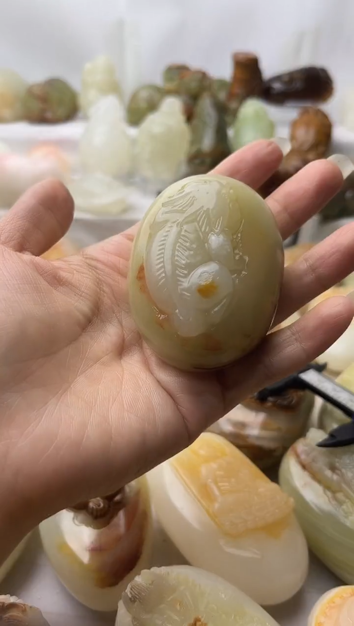 石材方解石手把件不退换貔貅