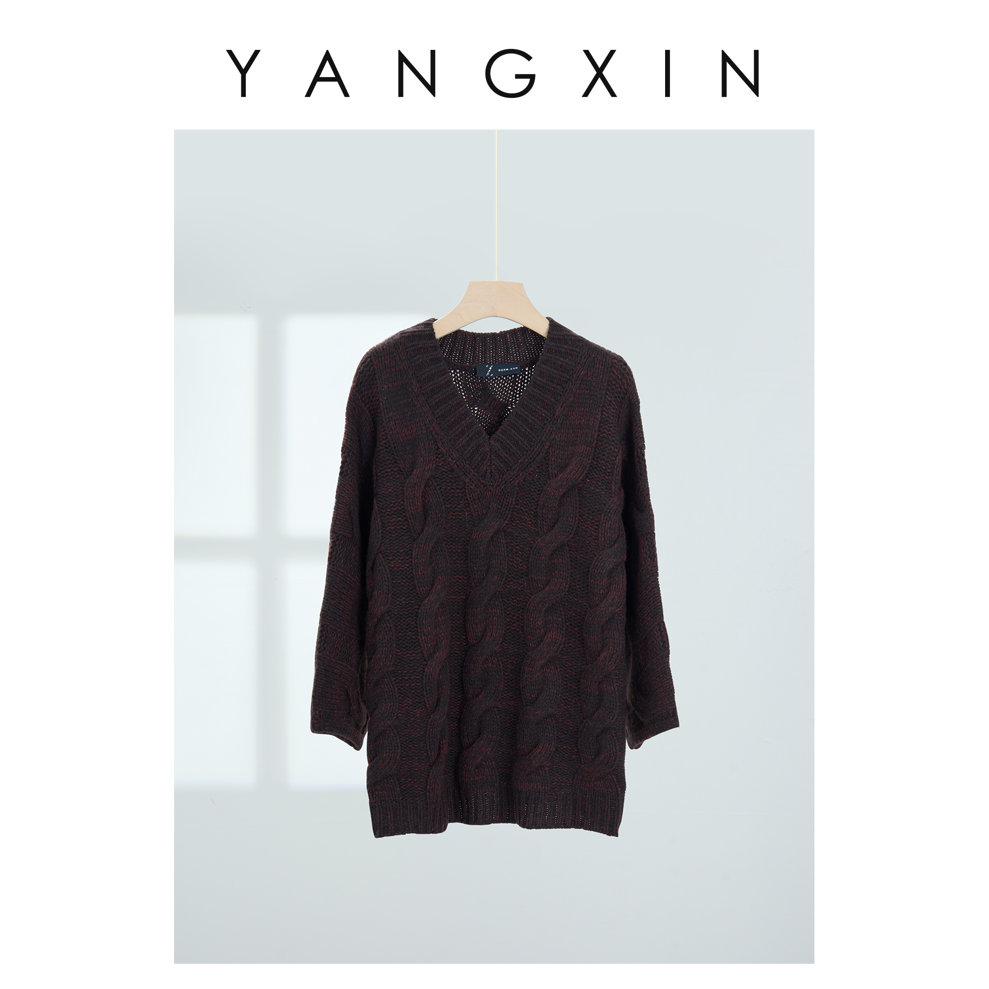 【无龄·杨昕】“氛围”原创复古绞花设计牦牛绒羊绒V领毛衣10121