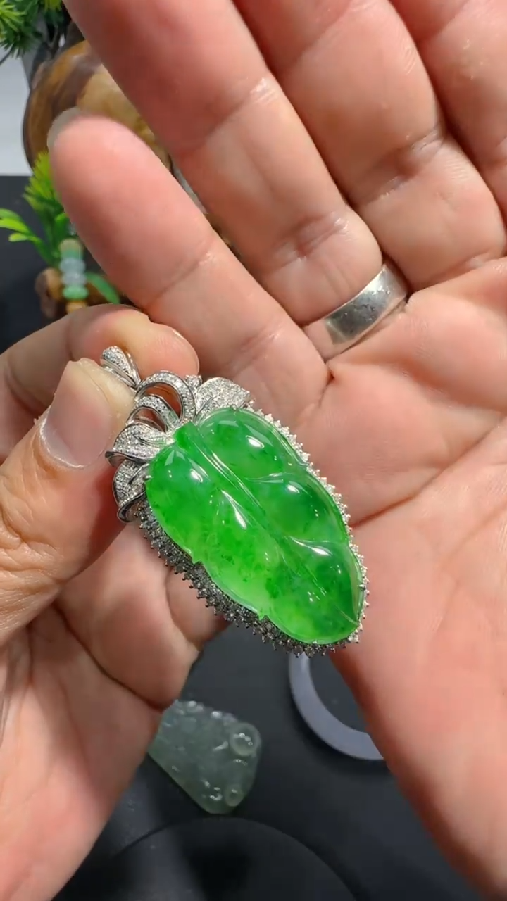 【闪购商品】翡翠吊坠(不含链)18K金镶嵌吊坠