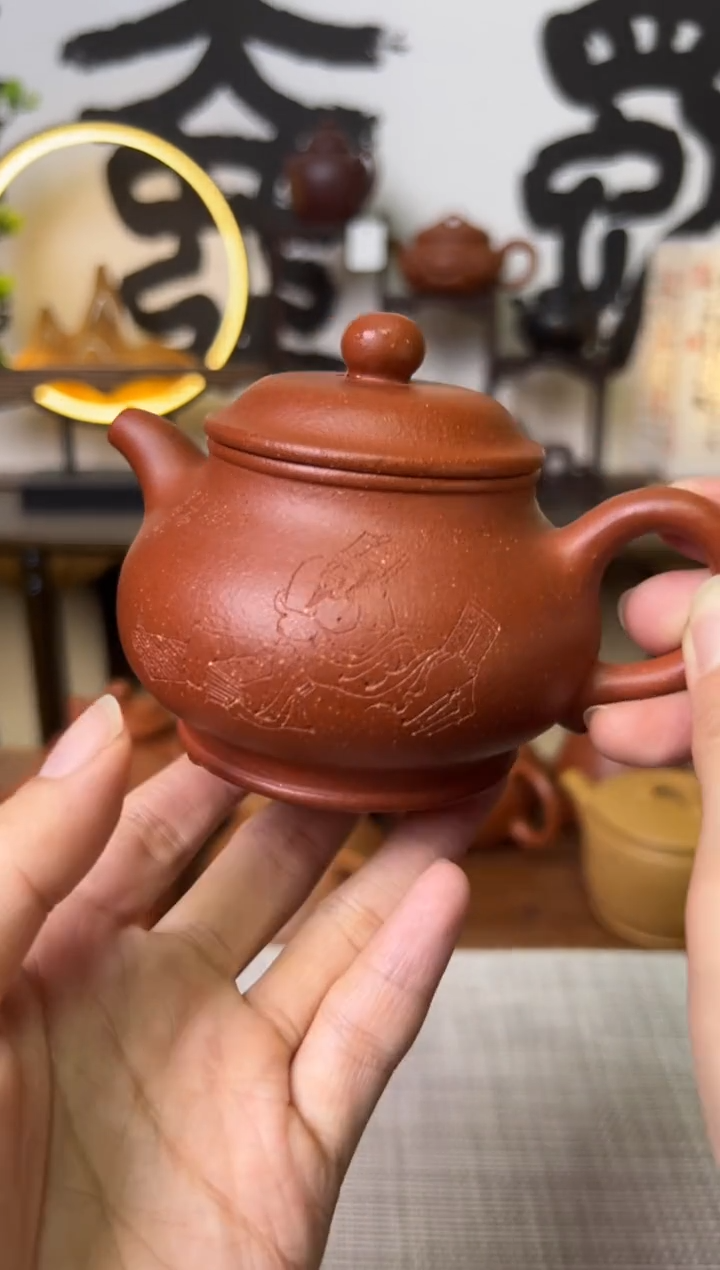 【闪购商品】段泥茶壶红降坡潘壶人物刻绘190CC-甘来兵