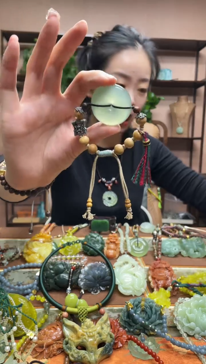 未镶嵌岫玉吊坠多样性发货发其中之一