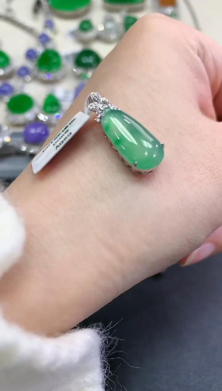 【闪购商品】翡翠颈饰18K金镶嵌D43