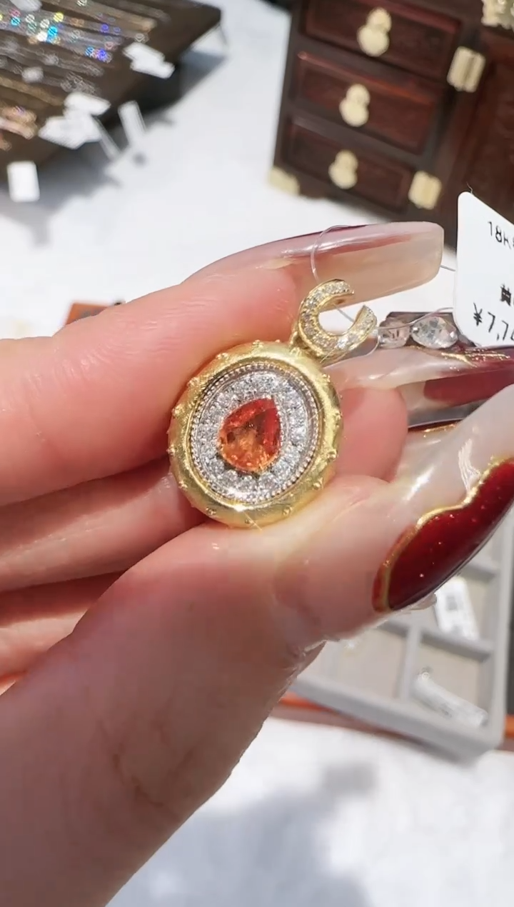 【闪购商品】钻石吊坠(不含链)18K金镶嵌雕金吊坠