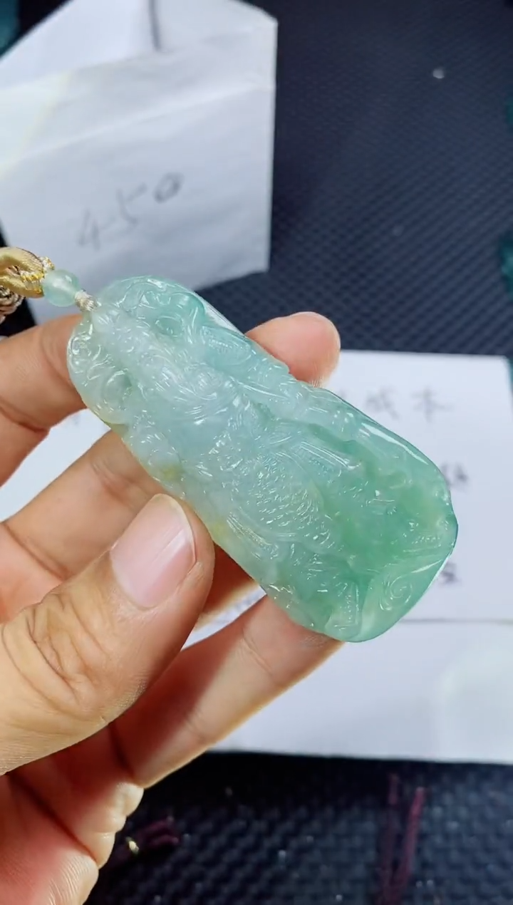 翡翠未镶嵌颈饰          