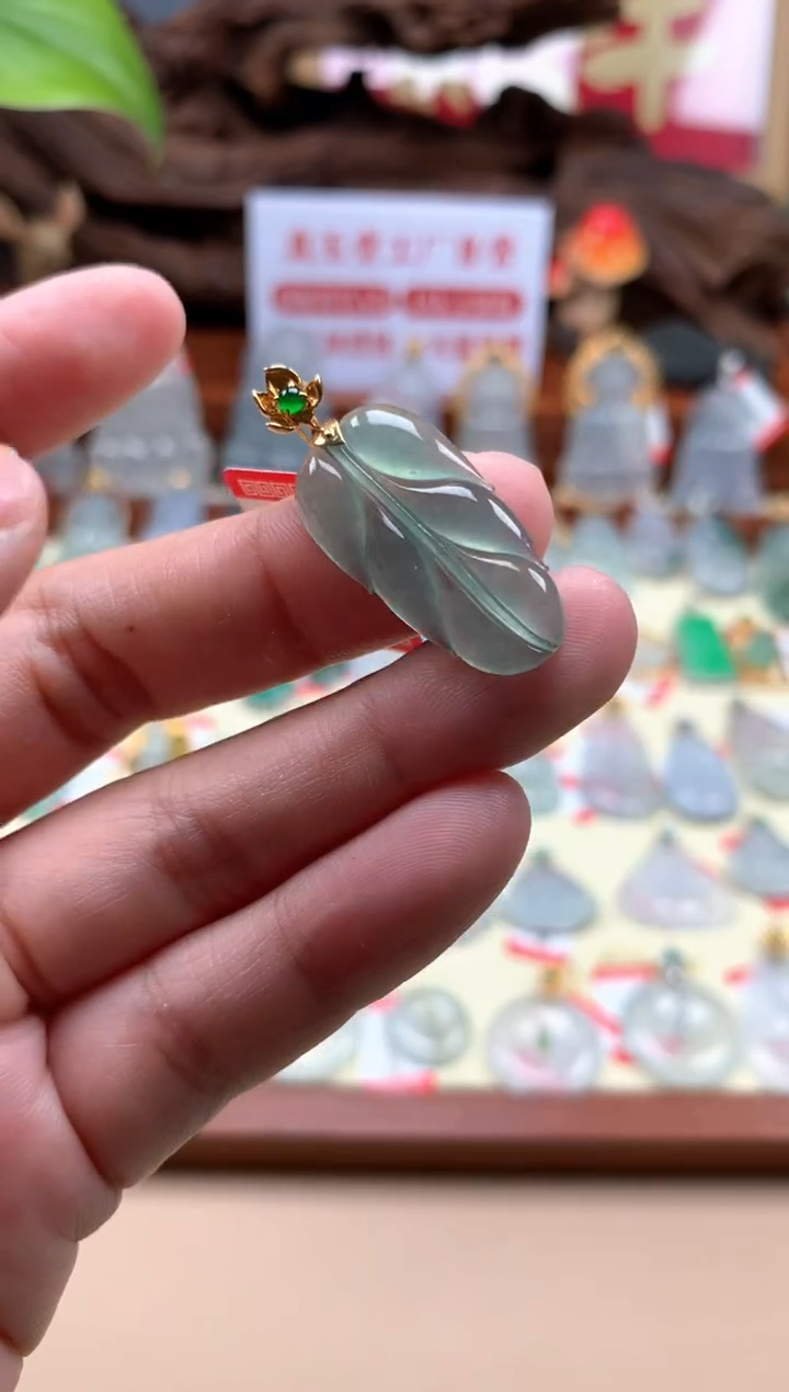 【闪购商品】翡翠18K金镶嵌颈饰叶子