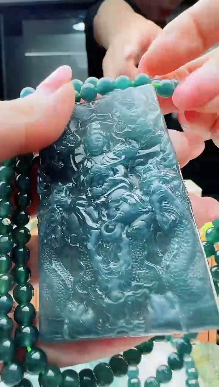 翡翠未镶嵌颈饰多样性发货其中一件