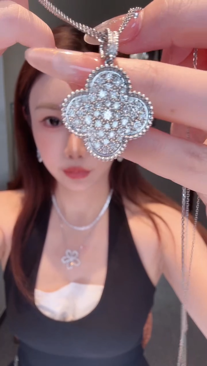 铂Pt950镶嵌项链钻石大花朵