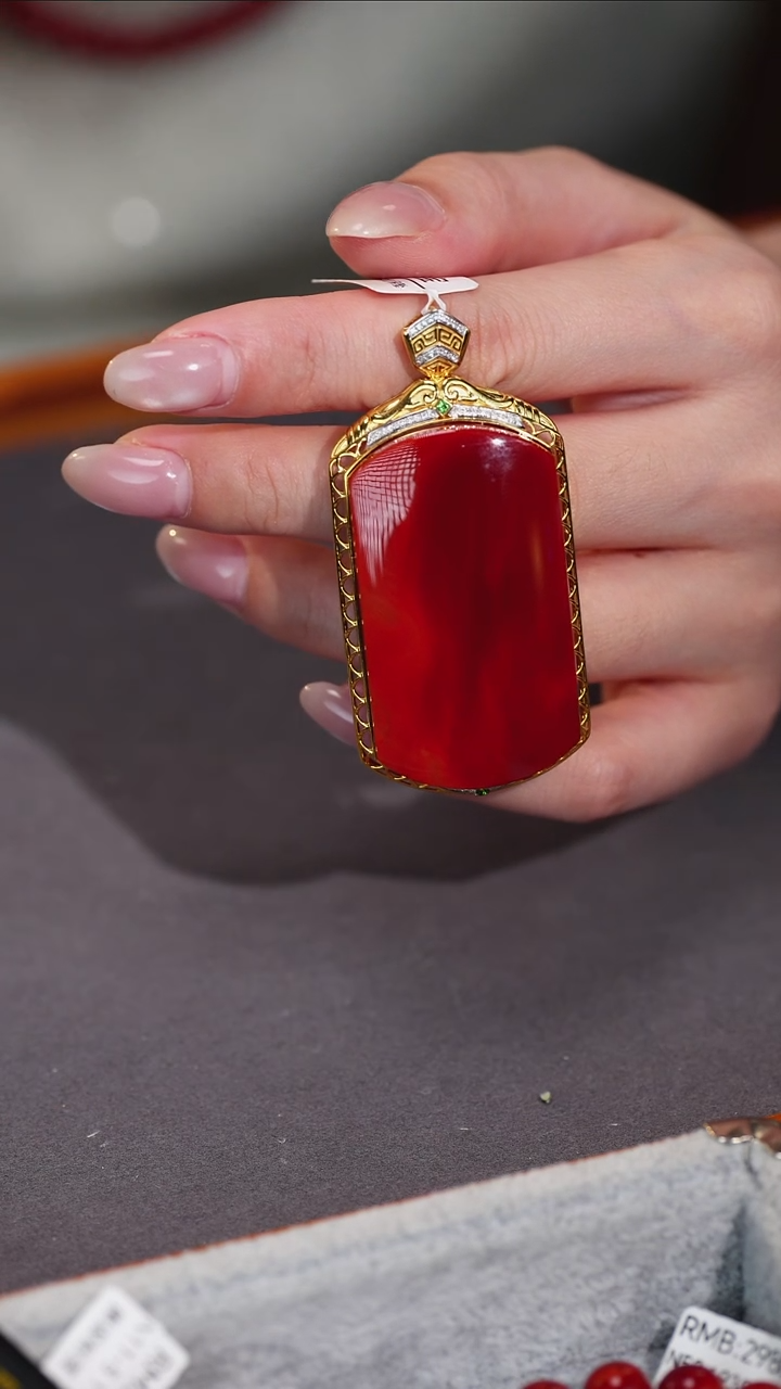 吊坠(不含链)18K金镶嵌南红玛瑙原矿D22