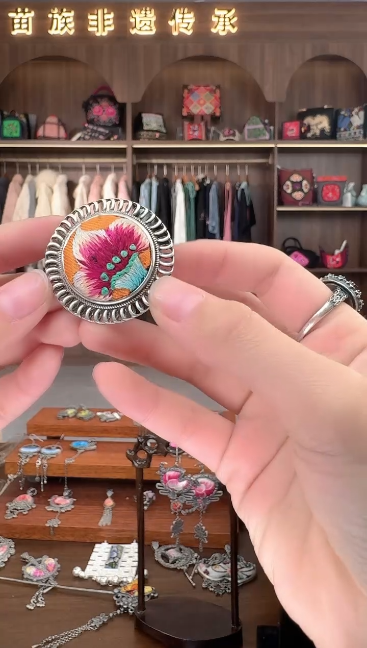 【闪购商品】织绣扶光苗绣传承172