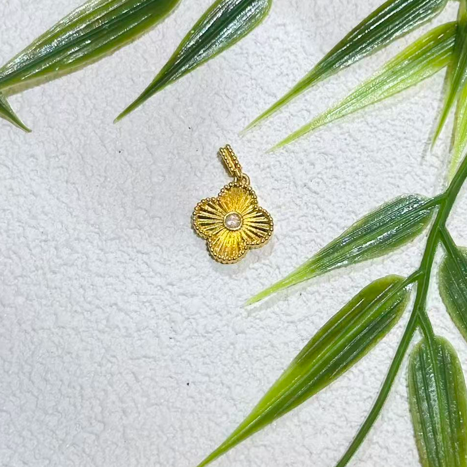 莫桑石【小民】莫桑石镶嵌18k镭射四叶草吊坠-HJ037