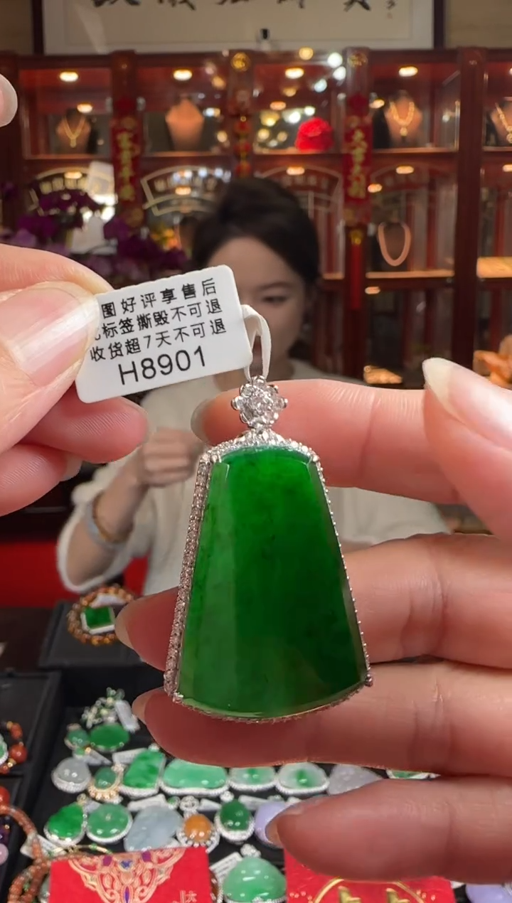 【闪购商品】翡翠颈饰18K金镶嵌H8901辣绿无事牌