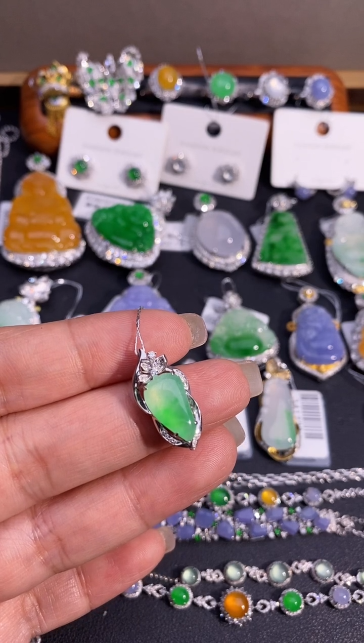 【闪购商品】翡翠颈饰18K金镶嵌吊坠