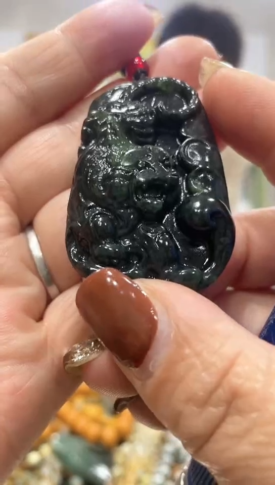 未镶嵌蛇纹石玉吊坠    