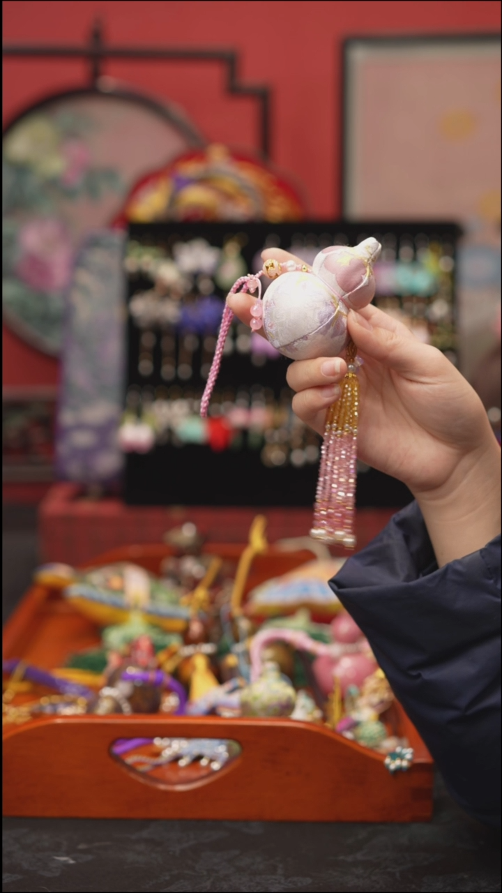 刺绣嫣**开非遗苏绣手工饰品