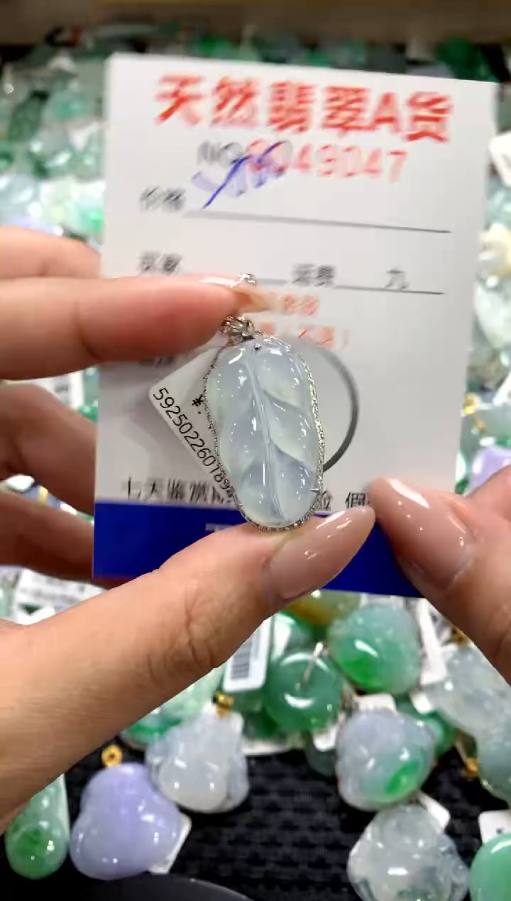 颈饰18K金镶嵌翡翠1111111111111111