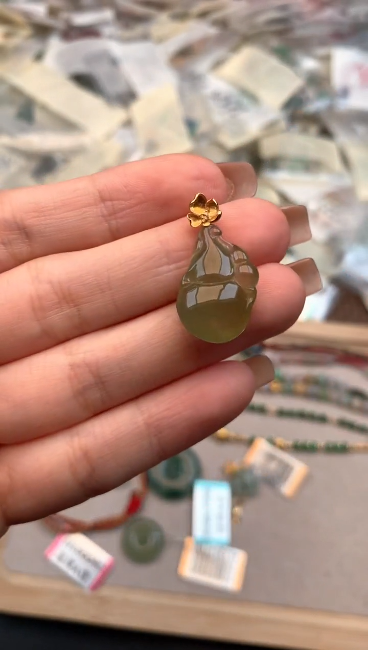 18K金镶嵌挂件翡翠一