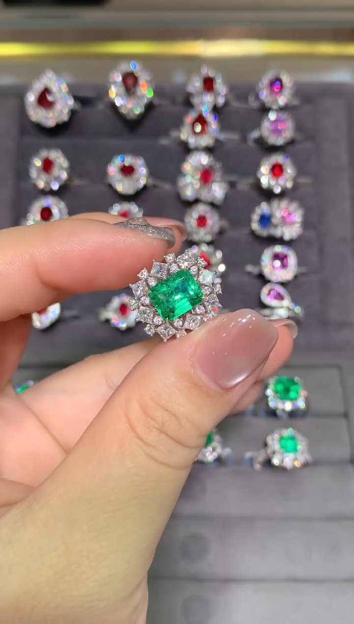 18K金镶嵌戒指祖母绿2.67CT