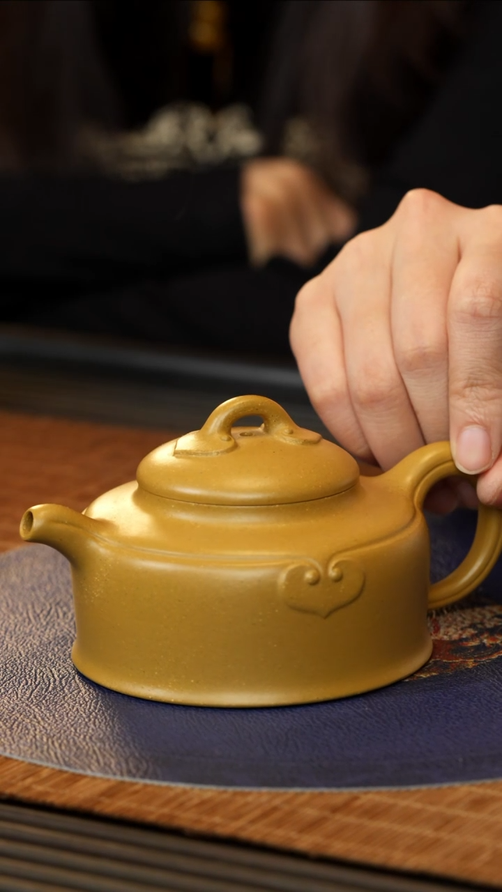 【闪购商品】紫砂茶壶GS 田黄砂 一生所爱 200cc