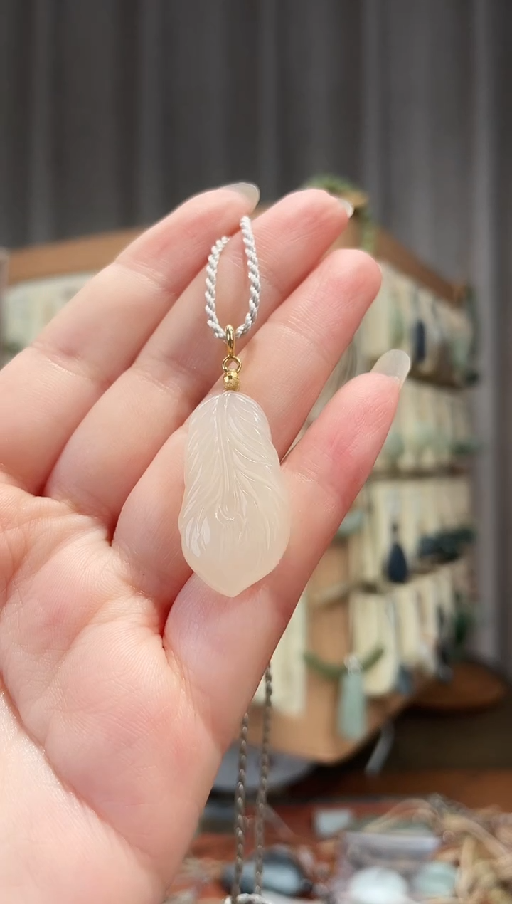 颈饰未镶嵌和田玉藕粉羽毛吊坠（银扣头）针尖大黑点30*15.8*5.3m