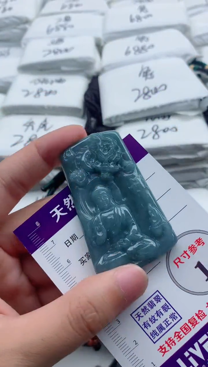 翡翠未镶嵌颈饰···········