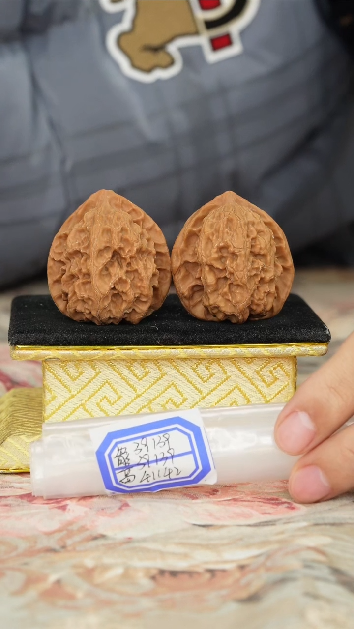 【闪购商品】文玩核桃把件梨木台有修