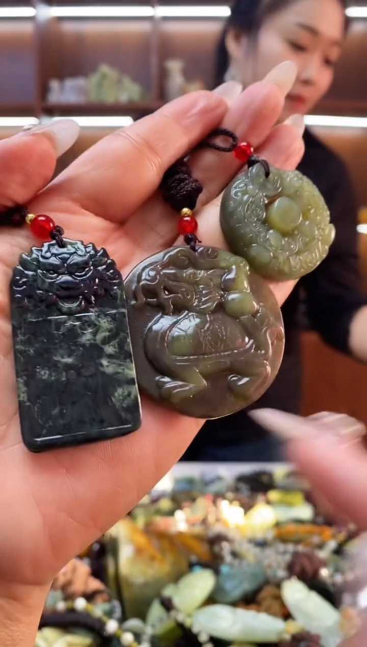 未镶嵌蛇纹石玉挂件 