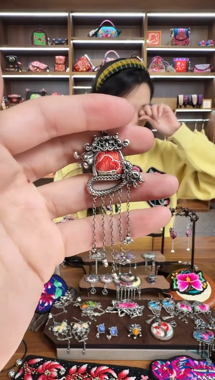【闪购商品】织绣46蒙阿苏苗绣传承