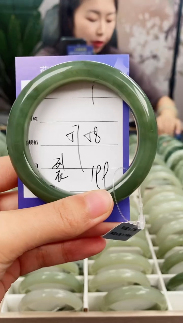 未镶嵌手镯和田玉微色差1