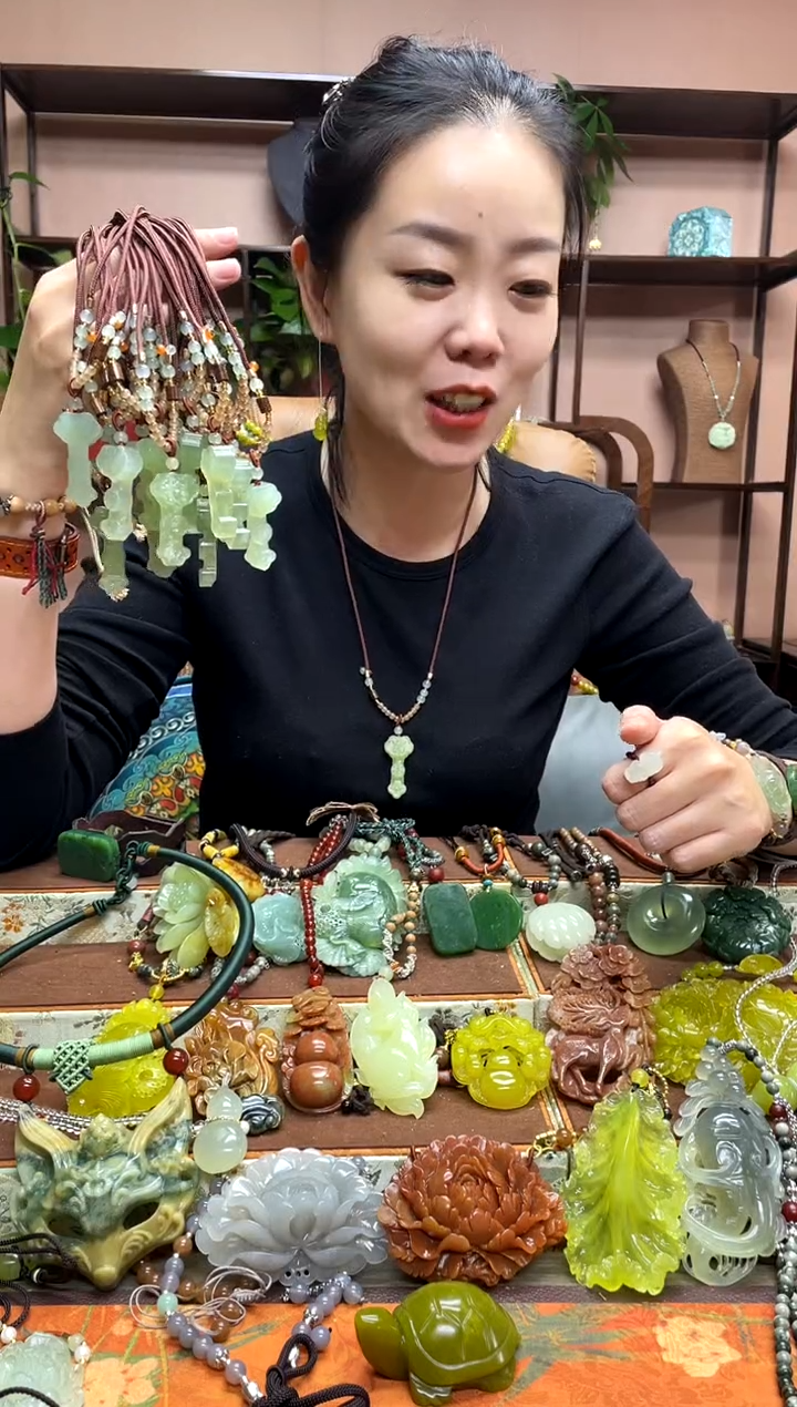 未镶嵌岫玉吊坠多样性发货发其中之一