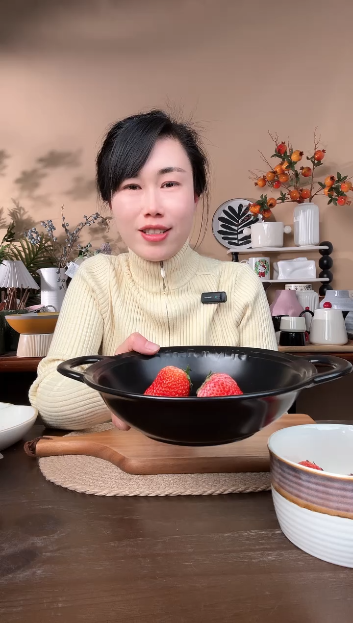 【闪购商品】瓷片8英寸字母黑双耳碗微瑕