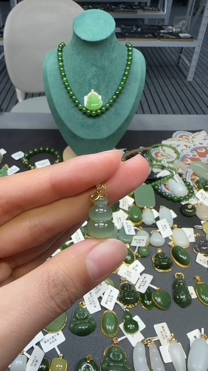 18K金镶嵌和田玉挂件1