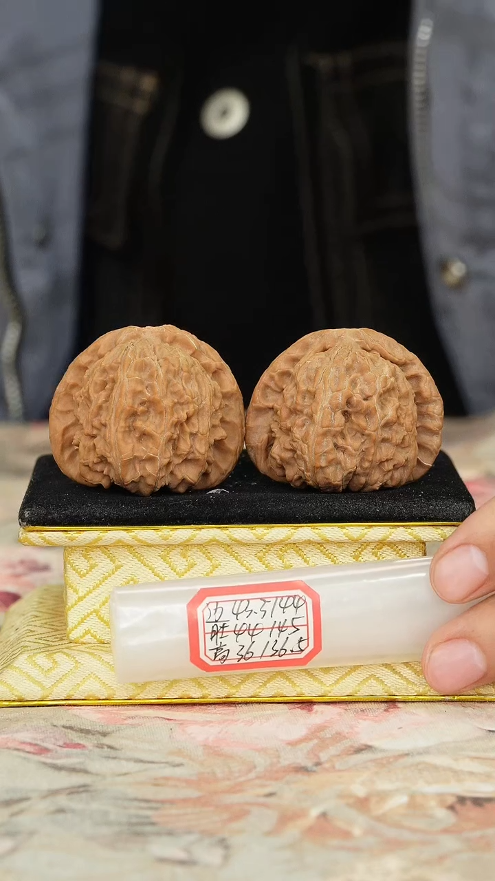 【闪购商品】文玩核桃把件白狮子
