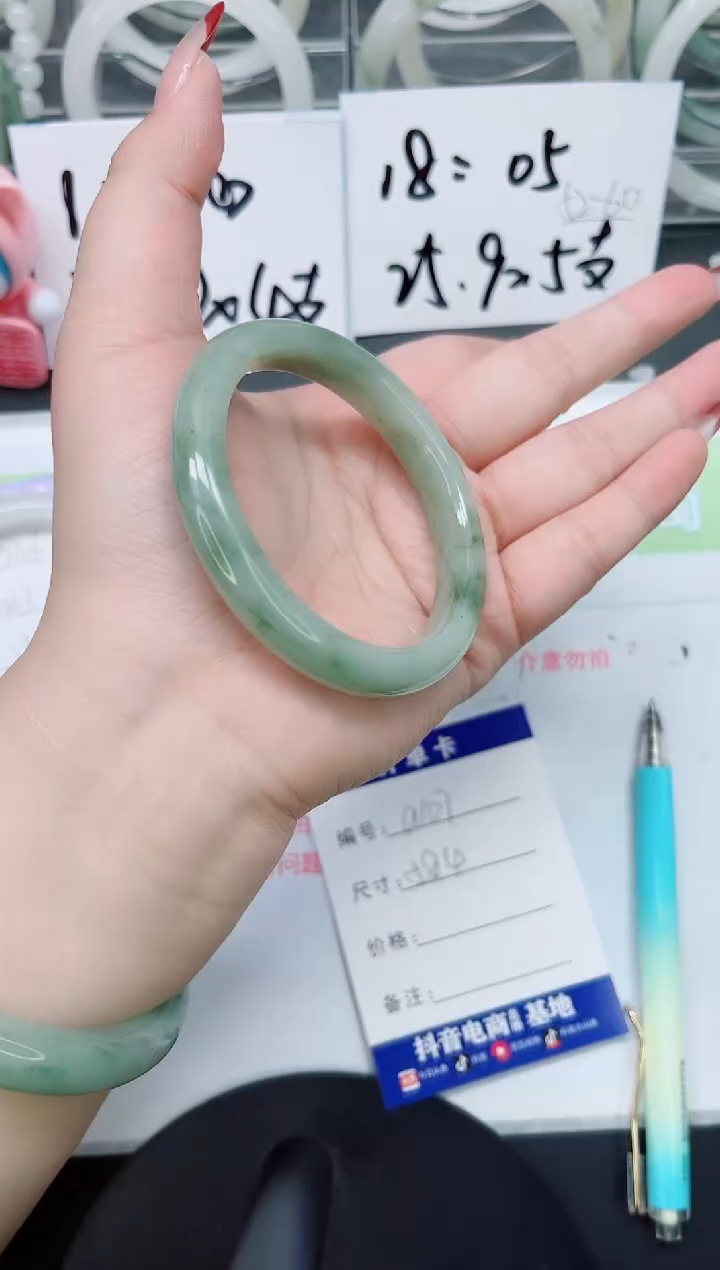 【闪购商品】石英质玉手镯未镶嵌a107