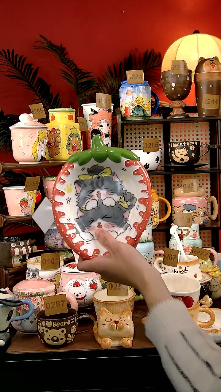 杯子瓷DIY景德镇创意手工陶瓷卡通风草莓猫猫盘