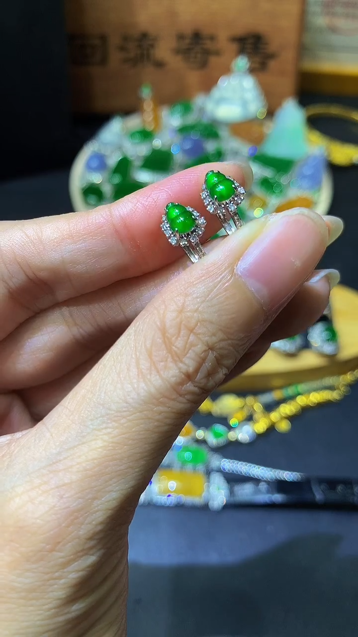 18K金镶嵌翡翠耳饰团购