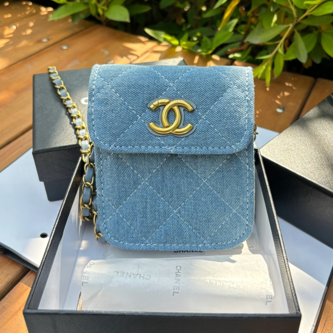 香奈儿【K687】专柜礼赠  蓝色帆布化妆包收纳便携斜挎单肩化妆包