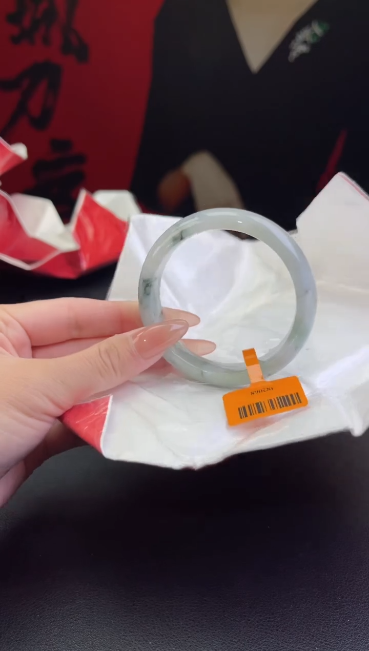 【闪购商品】翡翠手镯未镶嵌9翡翠手镯(微瑕）