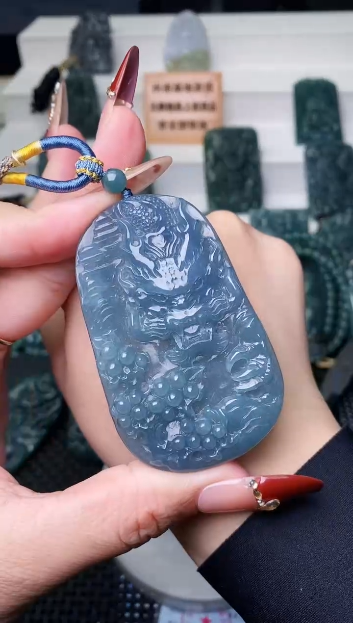 颈饰未镶嵌翡翠 