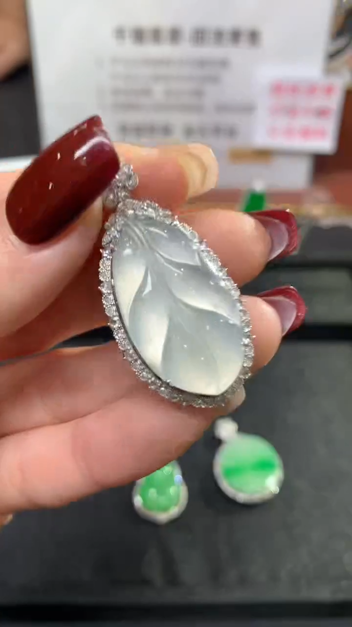 【闪购商品】翡翠吊坠(不含链)18K金镶嵌叶子回流不退不换|16800+0